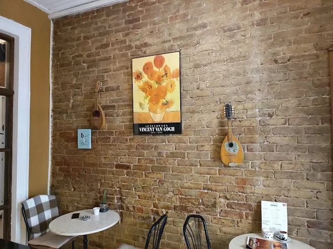 Tuğla duvarda Van Gogh afişi ve mandolinler