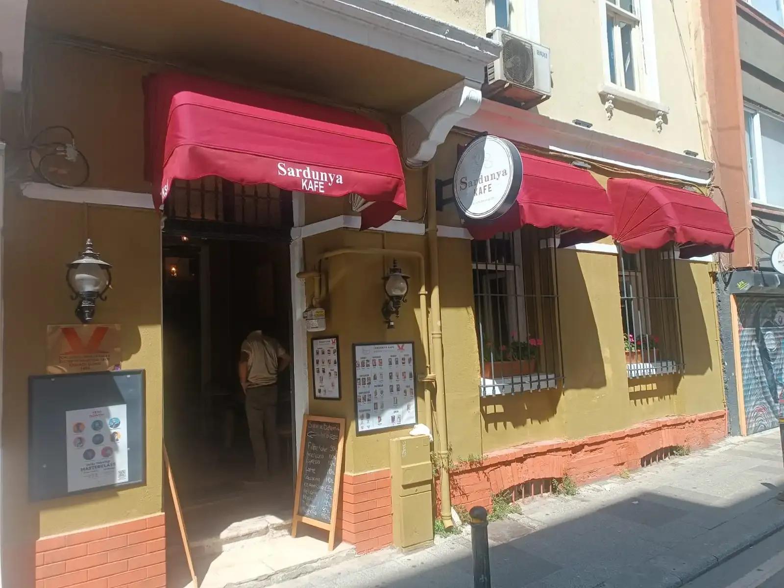 Bademaltı Sokak'tan mekânın cephesi